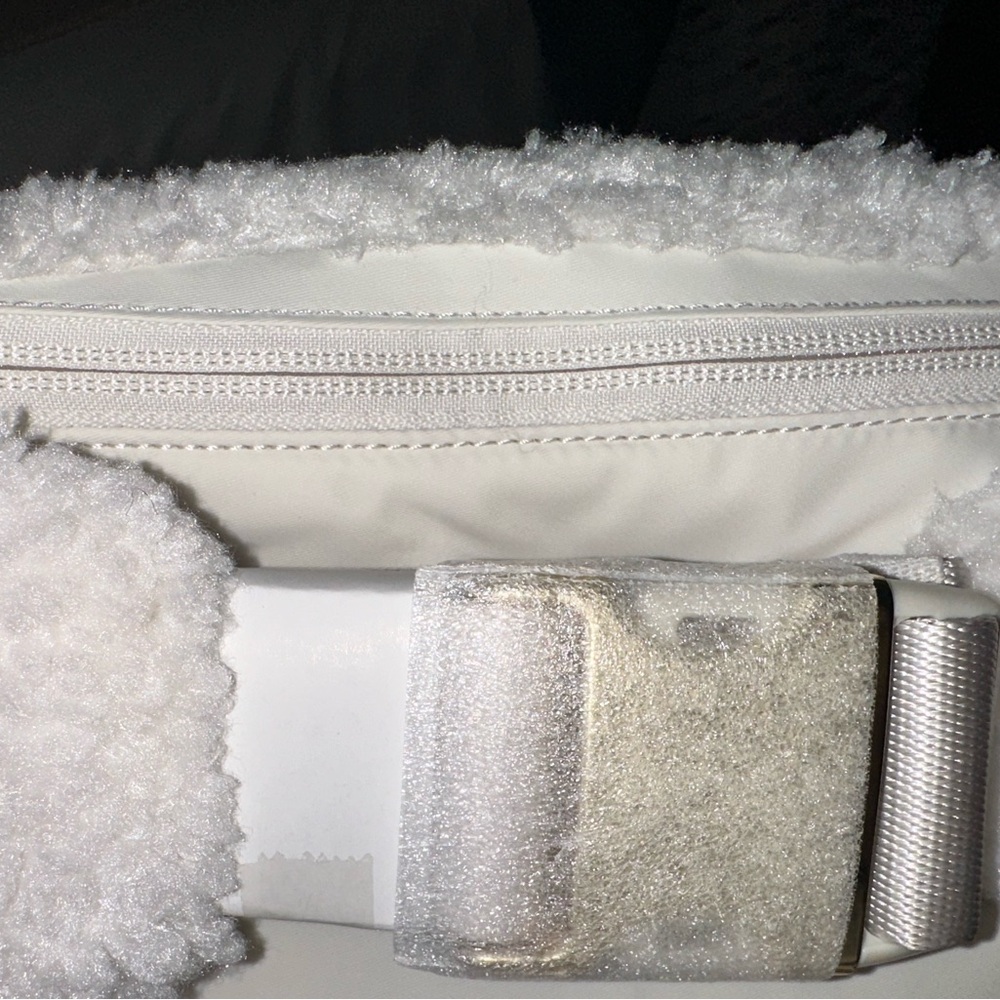 NWT Lululemon Everywhere Belt Bag Fleece Large 2L White Opal/Gold NWTs - Picture 4 of 9